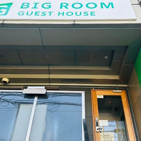 Big Room Guest House Osaka Bagian luar foto